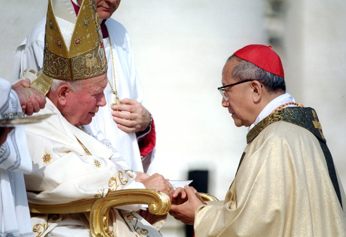 Il cardinale Nguyen Van Thuan con papa san Giovanni Paolo II