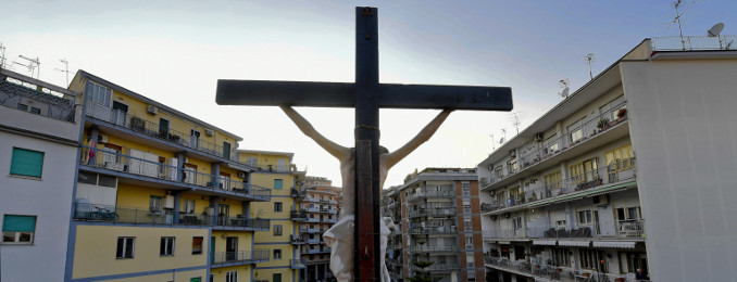 Messa di Pasqua sui tetti a Napoli durante l'emergenza coronavirus