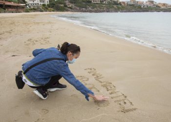 Una donna in spiaggia in Sardegna all'inizio della fase 2 dell'emergenza coronavirus
