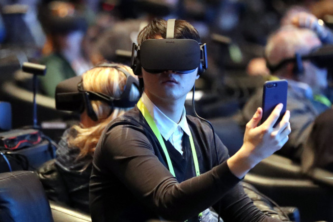 Uomo con casco visore per realtà virtuale