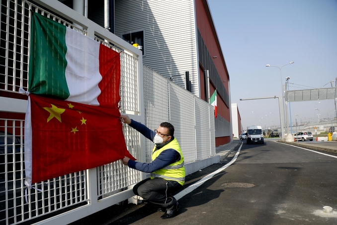 Hong Kong. La pavida Italia non sa da che parte stare