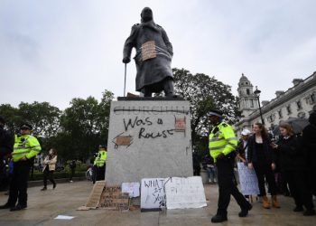 Statua di Winston Churchill deturpata con scritte "razzista" a Londra