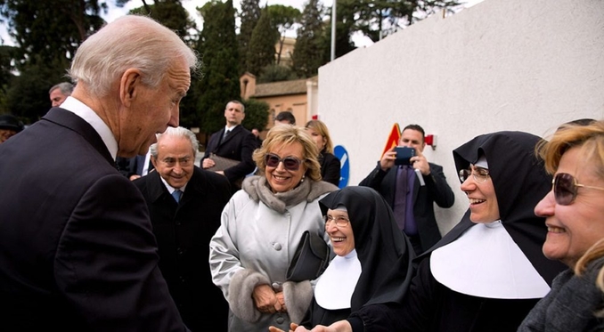 Biden sventola il rosario per cancellare la libertà religiosa