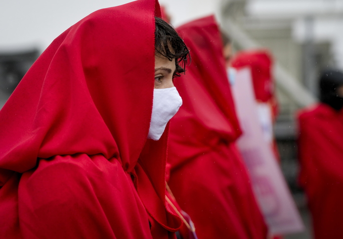 Dall’aborto al vitro: «Una donna ha bisogno di entrambi i servizi»
