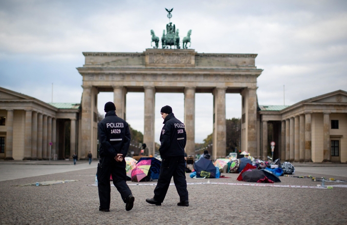 Vietato dire “straniero”: Berlino indottrina i dipendenti pubblici