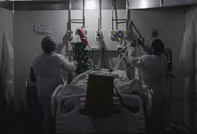Medici visitano paziente Covid in ospedale