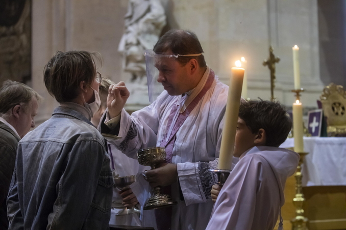 francia messa chiesa apertura