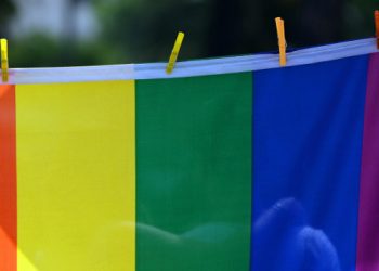 Bandiera arcobaleno al Gay Pride per i diritti Lgbt