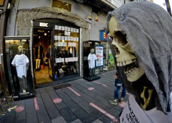Negoziante di Napoli protesta contro le chiusure imposte dal governo contro il coronavirus