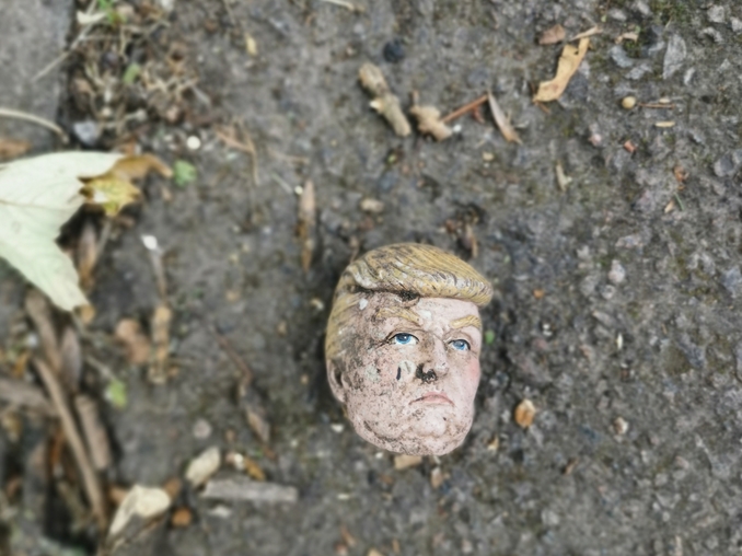 No Trump, no fake news. La bolla degli editorialisti in festa (auguri)