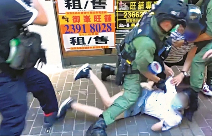 Hong Kong. La 12enne aggredita senza motivo fa causa alla polizia