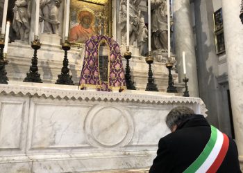 Luigi Brugnaro affida la città di Venezia alla Madonna della Salute per protezione contro l'emergenza coronavirus (13 marzo 2020)