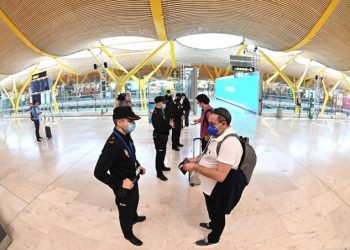 Controlli anti-coronavirus sui passeggeri all'aeroporto di Madrid