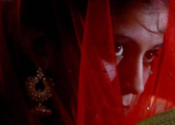 Giovane donna pakistana vestita da sposa per il matrimonio