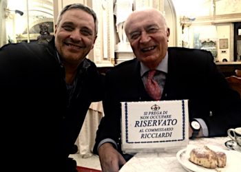 Maurizio De Giovanni e Pippo Corigliano al tavolo del Caffè Gambrinus di Napoli "riservato al commissario Ricciardi"