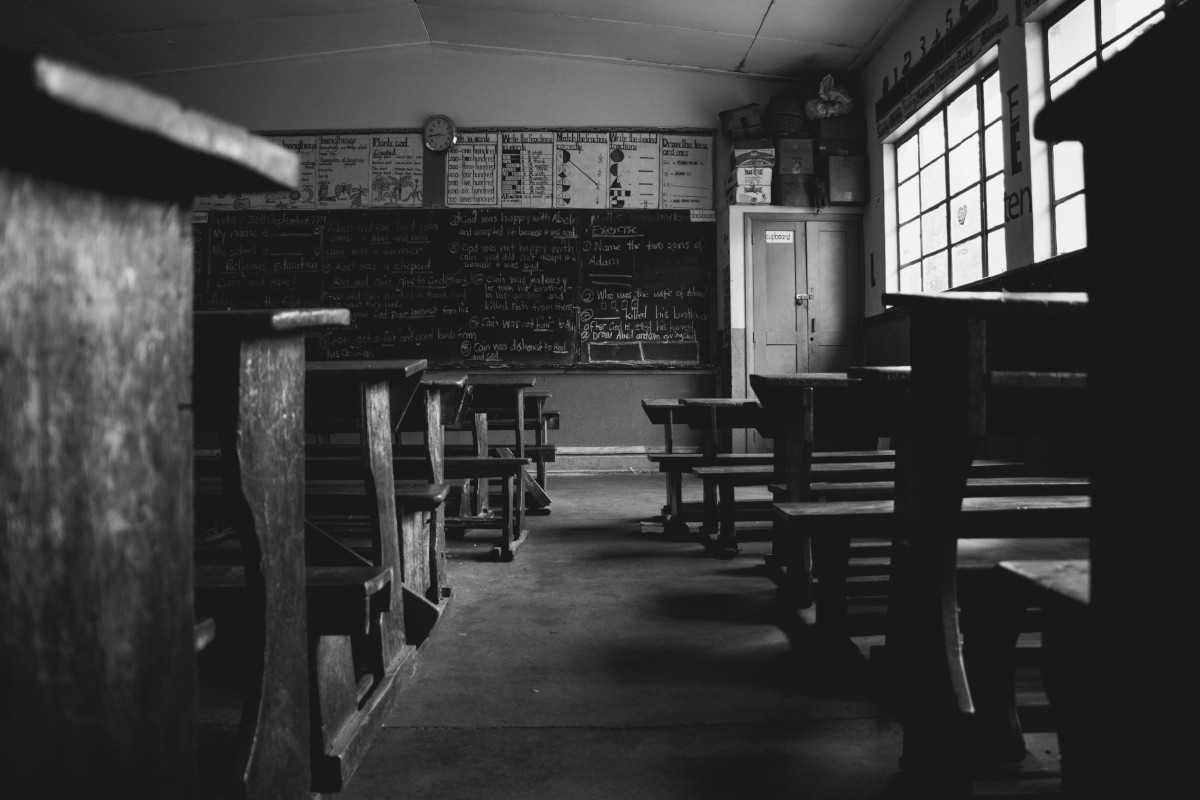 Classe di scuola deserta in Africa