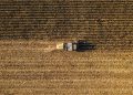 campo agricolo trattore vista drone