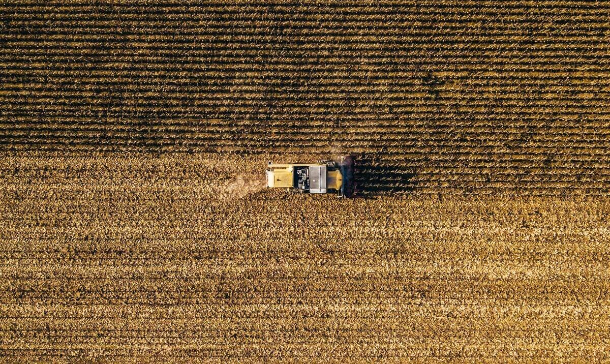 campo agricolo trattore vista drone