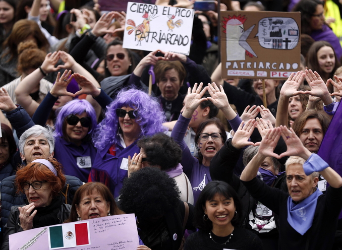 In Spagna il Covid è femminista, in piazza l’8 marzo, Pasqua a casa