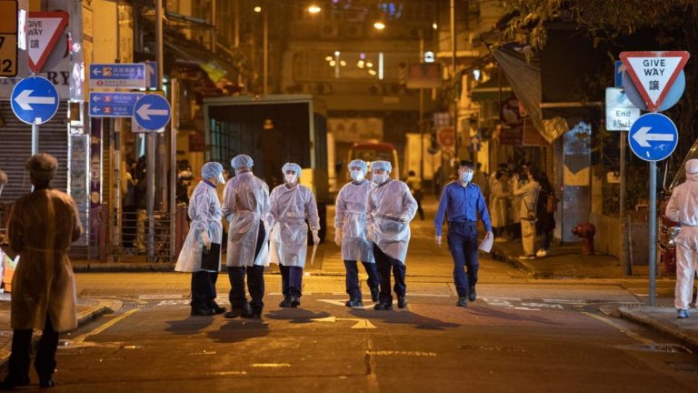 La strategia di Hong Kong contro il Covid «è un incubo» per madri e bambini