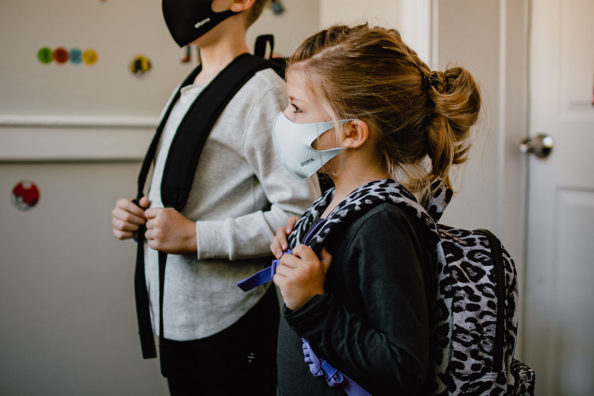 Bambini pronti a rientrare a scuola con protezioni anti coronavirus
