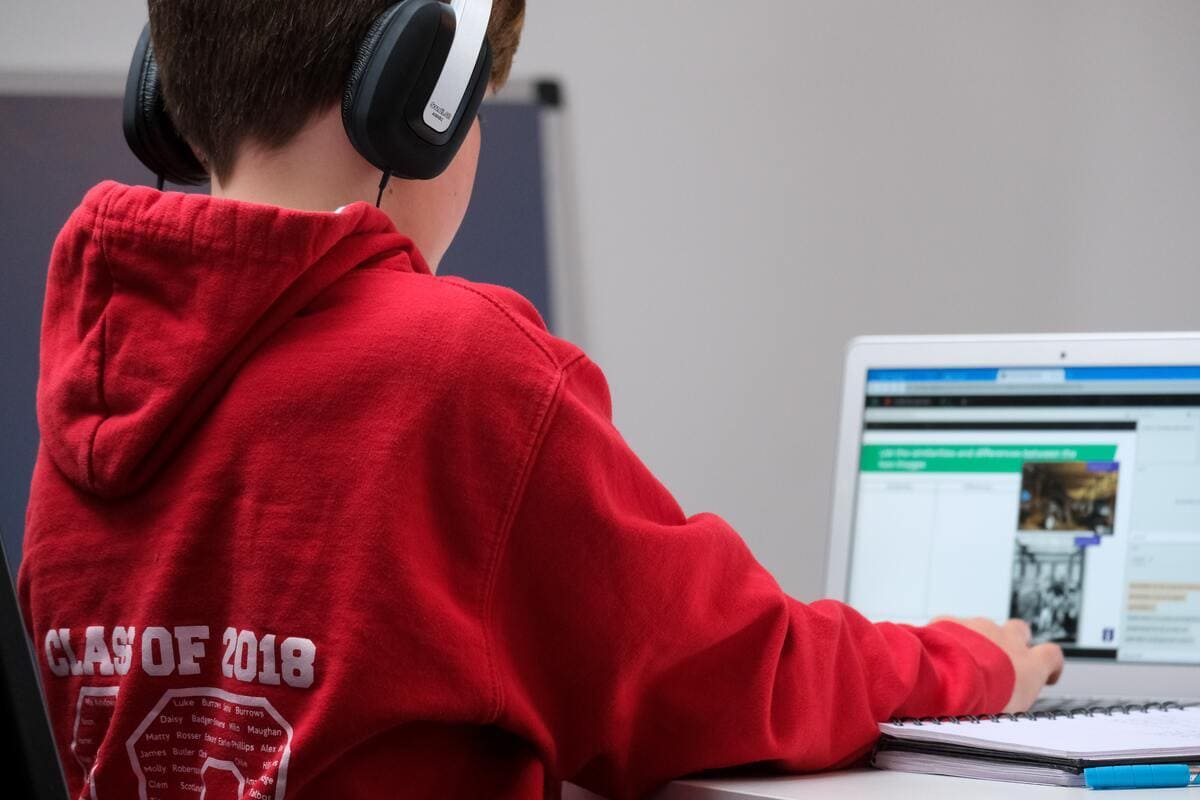 scuola studente fa lezione online davanti al computer