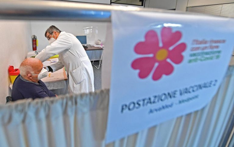 «Niente vaccino niente stipendio»? Non è andata così