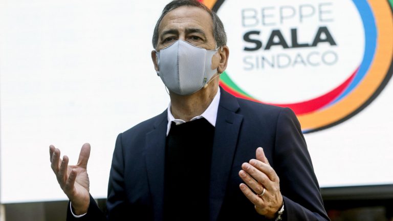 Archiviamo il sindaco più smart, più selfie e più Lgbt che Milano abbia avuto