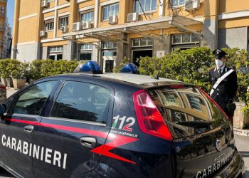 Auto dei carabinieri davanti all'assessorato alla Saluta della Sicilia