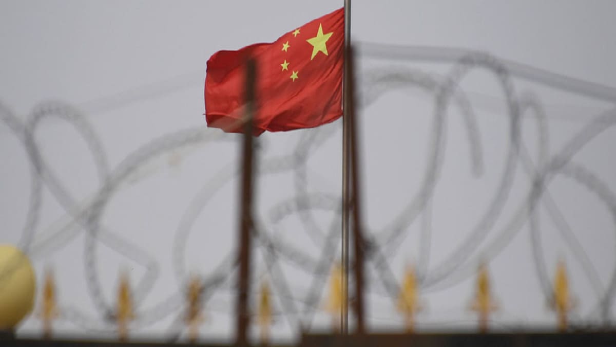 Una bandiera della Cina sventola all'interno di un campo per uiguri nello Xinjiang