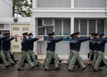 Agenti di polizia in parata a Hong Kong
