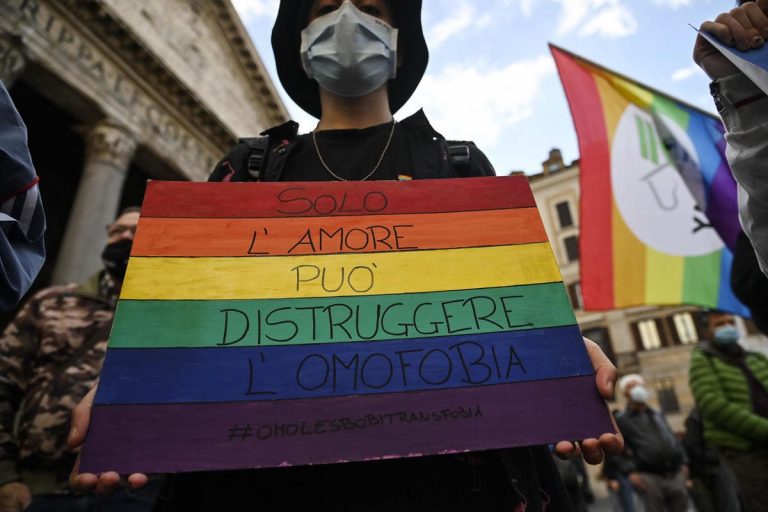 L’ostruzionismo commerciale di Feltrinelli su “Legge omofobia. Perché non va”