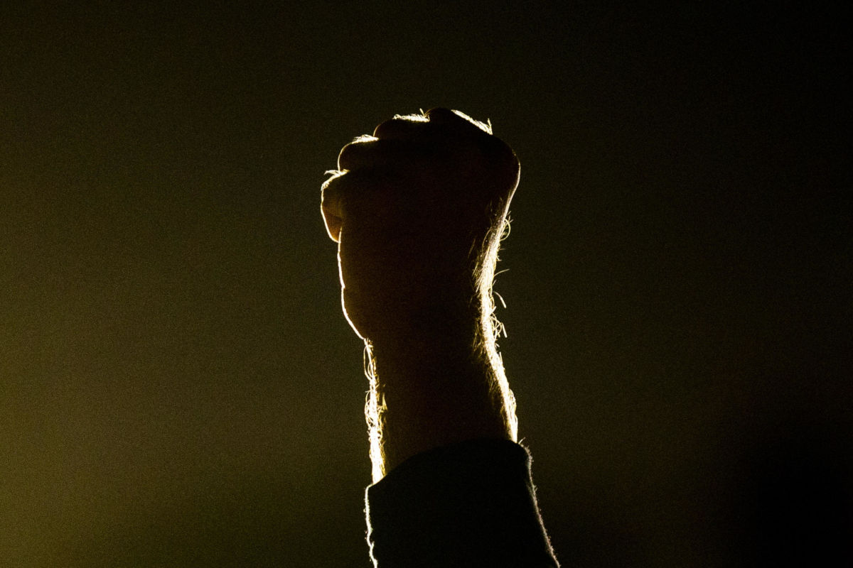 Pugno chiuso a una protesta di Black Lives Matter