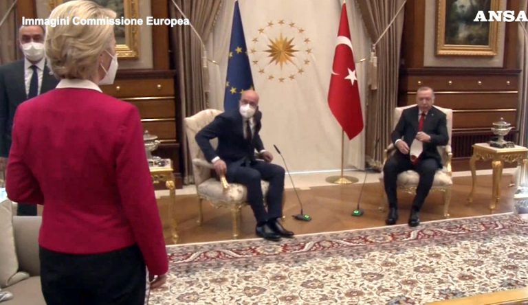Nemmeno l’Ue offre un posto di riguardo a chi sfida il “dittatore” Erdogan