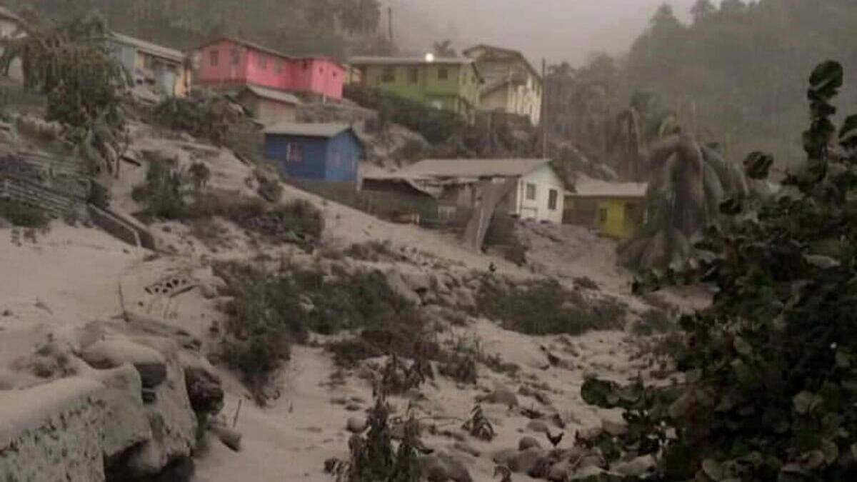 La cenere del vulcano La Soufrière ricopre l'isola di St Vincent