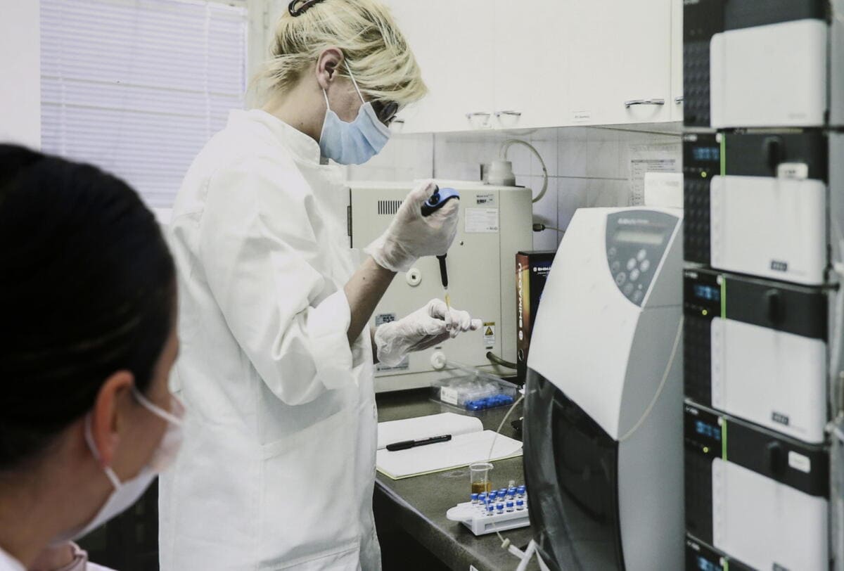 vacinno, preparazione all'interno di un laboratorio