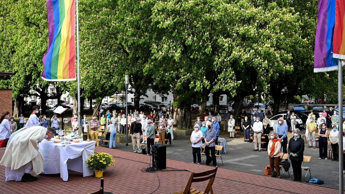 Una cerimonia di benedizione delle coppie gay a Colonia, in Germania