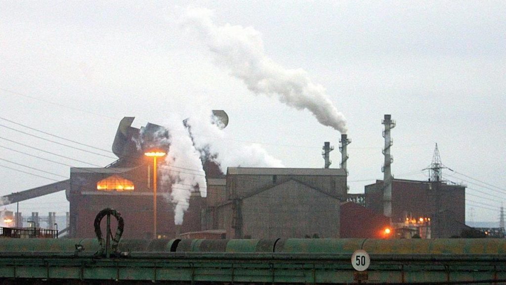 Un'immagine dell'ex Ilva, l'acciaieria di Taranto ora in mano ad Arcelor Mittal
