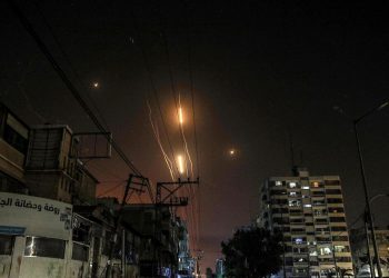 I razzi di Hamas sparati da Gaza sorvolano Israele