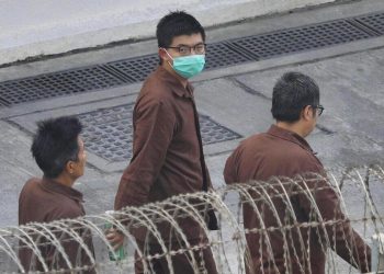 Joshua Wong cammina in carcere a Hong Kong
