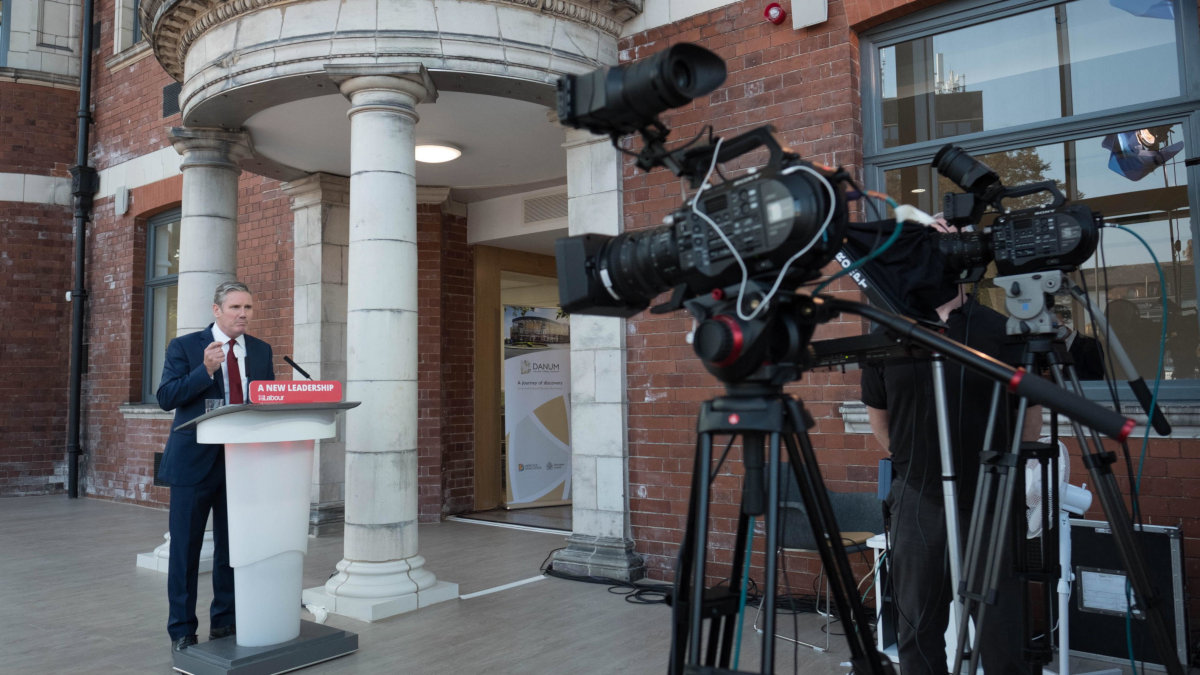 Keir Starmer davanti alle telecamere