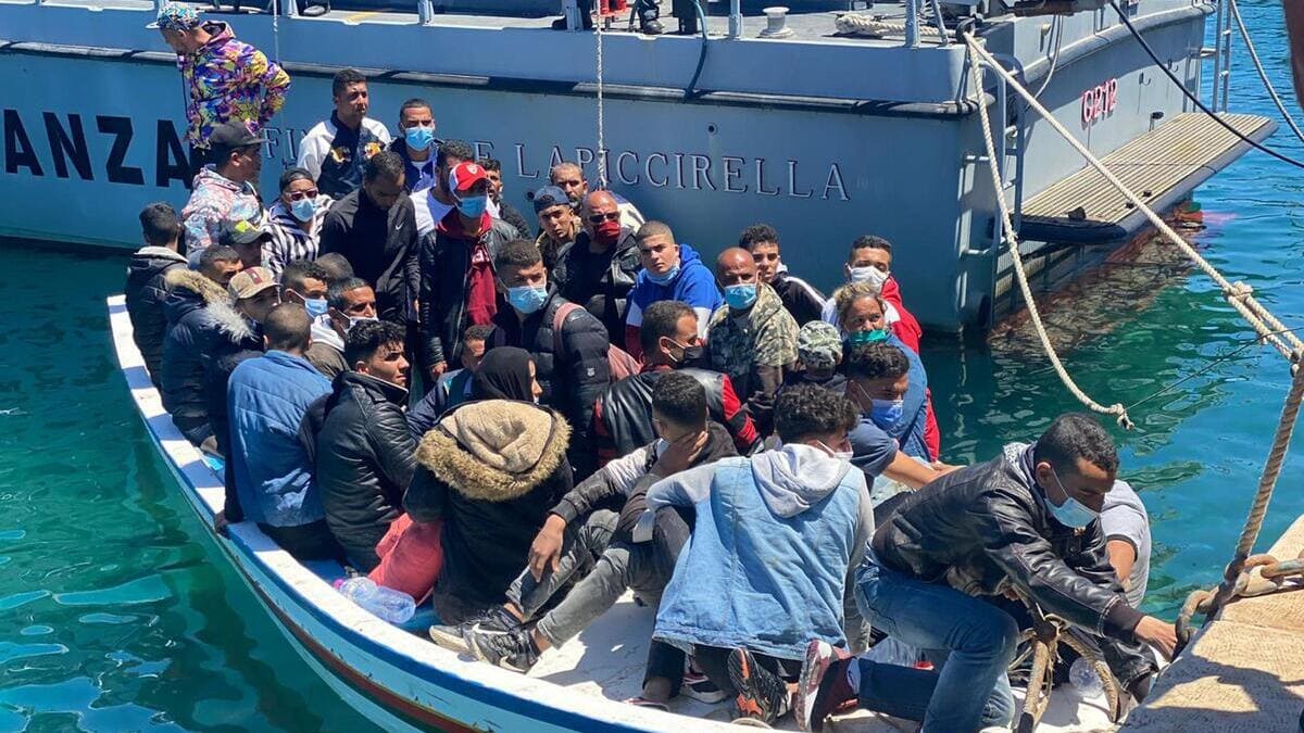 Un barcone di migranti sbarca a Lampedusa