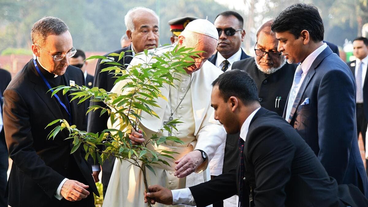 Papa Francesco pianta un albero in Bangladesh