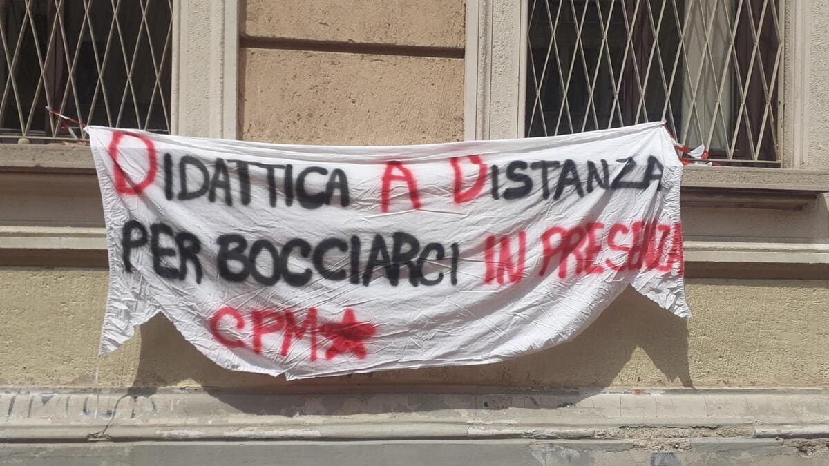 Scuola, troppe verifiche dopo la Dad, gli studenti occpano il liceo Manzoni di Milano