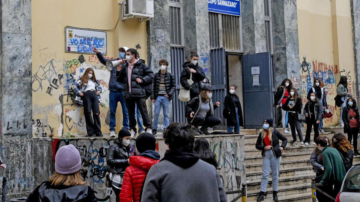 Scuola, il rientro a singhiozzo degli studenti di Napoli