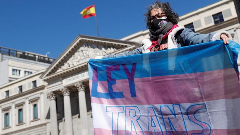 I socialisti spagnoli bloccano la Legge Trans. La sinistra italiana invece dorme