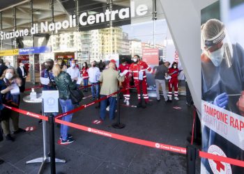 Coda davanti al centro per tamponi rapidi alla Stazione Centrale di Napoli