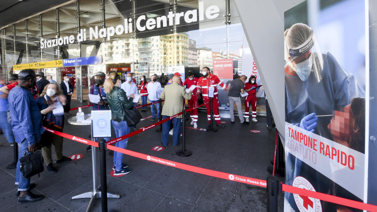 Coda davanti al centro per tamponi rapidi alla Stazione Centrale di Napoli