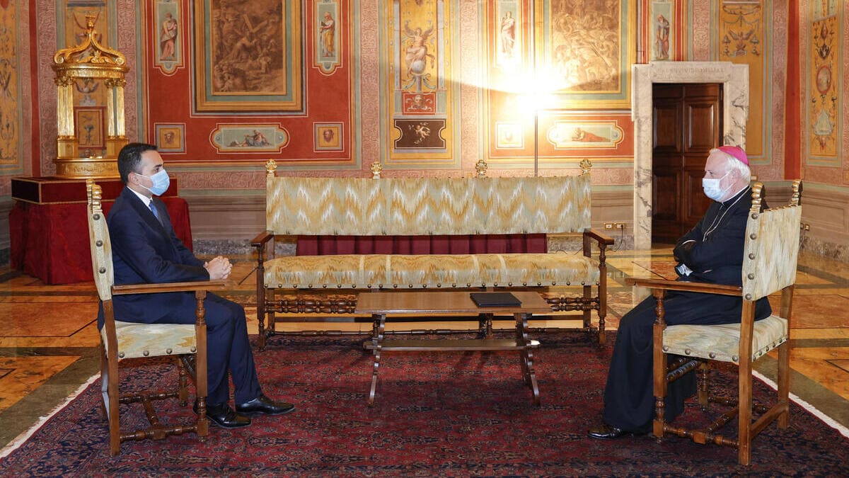 Incontro diplomatico tra il ministro degli Esteri italiano, Di Maio, e quello vaticano, monsignor Gallagher
