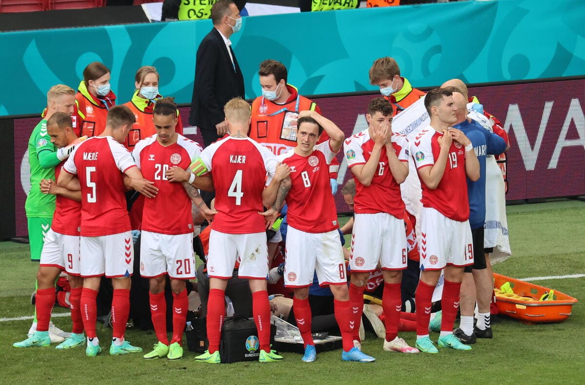 Christian Eriksen, il giocatore della Danimarca soccorso durante la partita con la Finlandia agli Europei di calcio